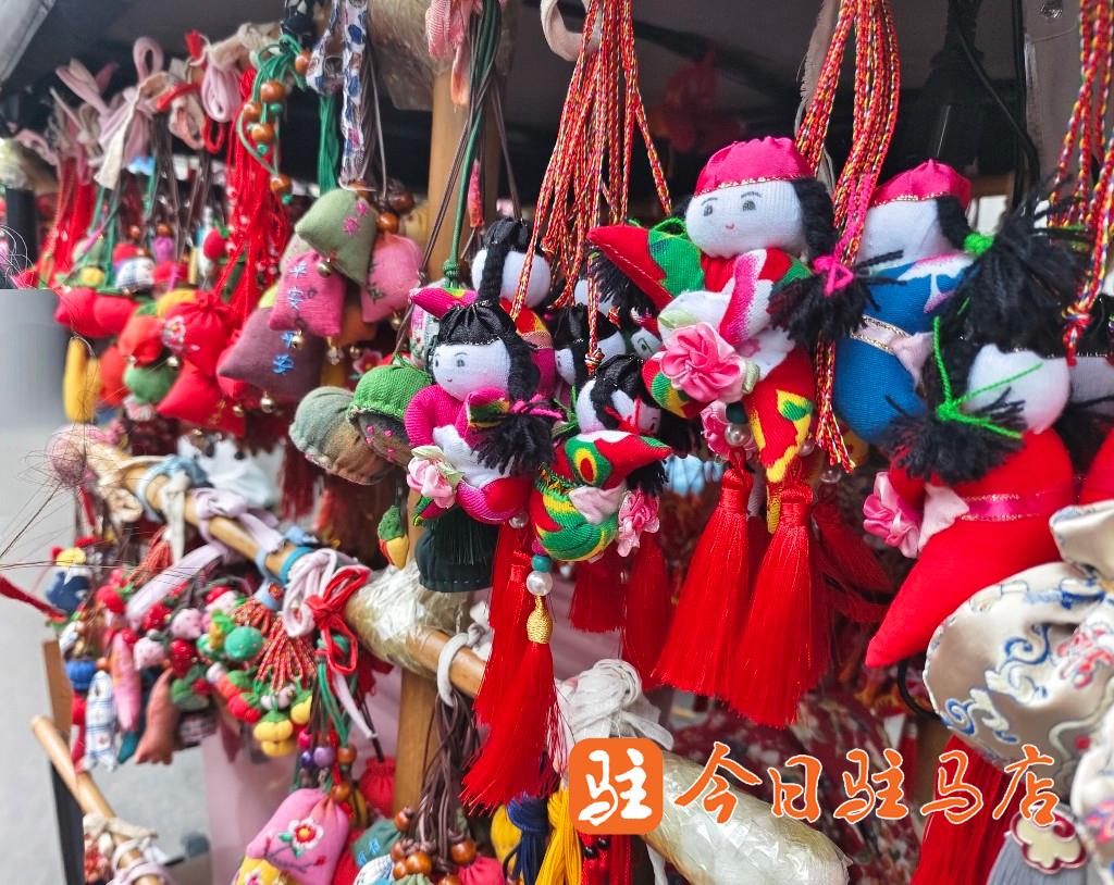 ”！驻马店街头的传统民俗“热”起来pg电子中国端午未至 香包先“火(图5)