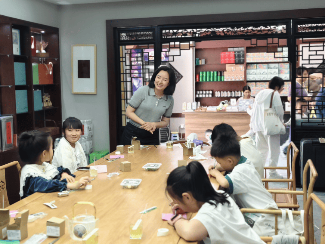办“以香传情·手作感恩”母亲节主题社教活